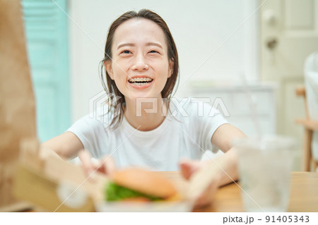 食べる女性 91405343