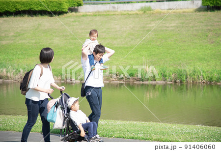 公園から帰る4人家族 公園から帰る4人家族 91406060