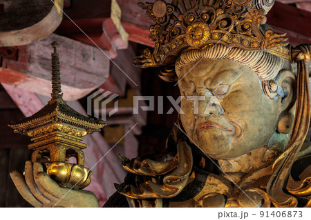 2022年5月10日 東大寺大仏殿の仏像 多聞天像立像 91406873