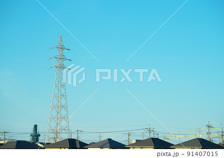送電塔と民家の屋根1 岡山県岡山市東区 送電塔と民家の屋根1 岡山県岡山市東区 91407015