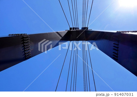 ワイヤの吊り橋と青空 91407031