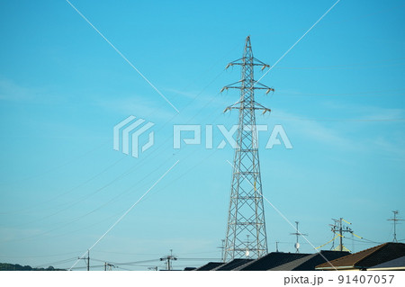 送電塔と民家の屋根2 岡山県岡山市東区 送電塔と民家の屋根2 岡山県岡山市東区 91407057