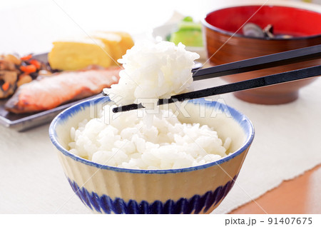 健康的な日本の朝食 ごはんの箸上げ 健康的な日本の朝食 ごはんの箸上げ 91407675