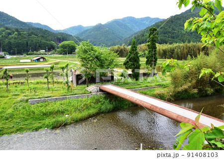 京都市 大原の新緑里山風景と高野川と役場橋 京都市 大原の新緑里山風景と高野川と役場橋 91408103