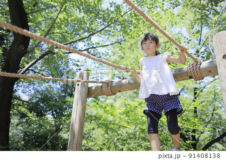 綱渡りで遊ぶ女子小学生 (7歳) 91408138