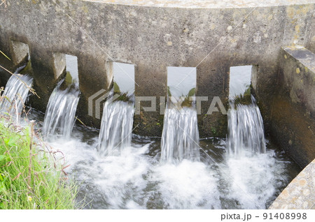 長野県の灌漑施設　西天竜幹線水路　円筒分水群「松島11号」　特徴的な灌漑施設 91408998