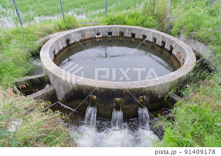 長野県の灌漑施設　西天竜幹線水路　円筒分水群「木下16号」　特徴的な灌漑施設 91409178