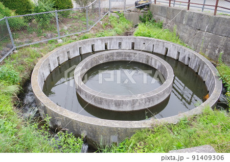 長野県の灌漑施設　西天竜幹線水路　円筒分水群「木下17号」　特徴的な灌漑施設 91409306