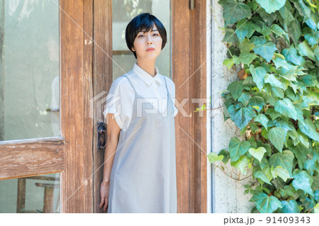 テラスでくつろぐ若い女性 91409343