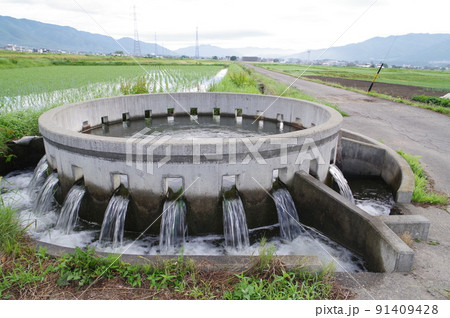 長野県の灌漑施設　西天竜幹線水路　円筒分水群「木下18号2」　特徴的な灌漑施設 91409428