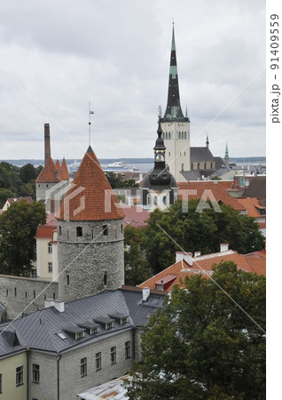 エストニア、タリン、トームペアの丘からの眺め、城壁と城壁塔、聖オレフ（オレヴィステ）教会 91409559