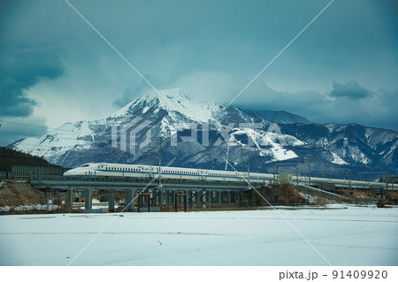 滋賀県　雪景色の伊吹山と新幹線　2022年2月 91409920