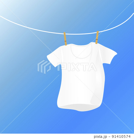 洗濯イメージ。快晴の青空のもと、白いシャツを干す。 91410574