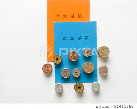 重なった橙色と青色の年金手帳と日本の硬貨と白背景の余白 重なった橙色と青色の年金手帳と日本の硬貨と白背景の余白 91411269