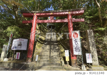 栃木県と茨城県の県境に位置する鷲子山上神社（とりのこさんしょうじんじゃ）本宮の鳥居 91411340