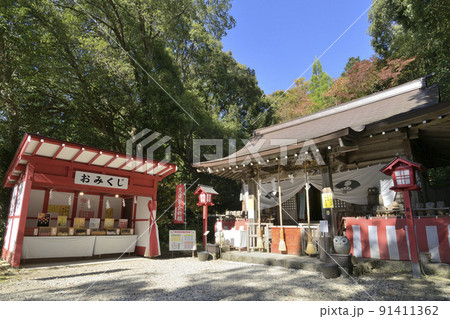 栃木県と茨城県の県境に位置する鷲子山上神社（とりのこさんしょうじんじゃ）境内の本宮神社 91411362