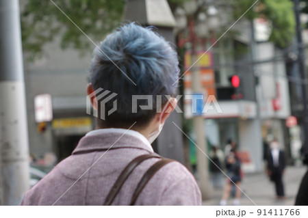 個性的な青髪の男性の後ろ姿 個性的な青髪の男性の後ろ姿 91411766