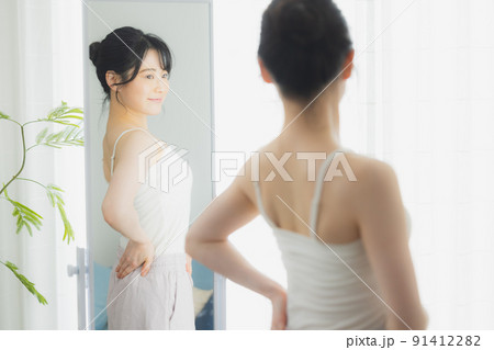 姿見を見る女性　 91412282