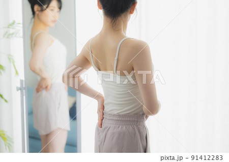 姿見を見る女性　 91412283