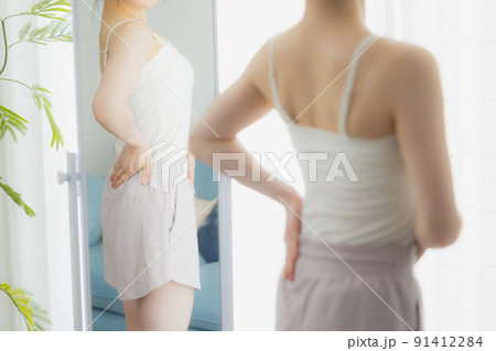 姿見を見る女性 姿見を見る女性 91412284