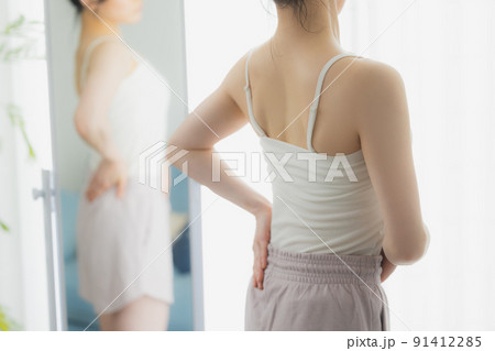 姿見を見る女性 姿見を見る女性 91412285