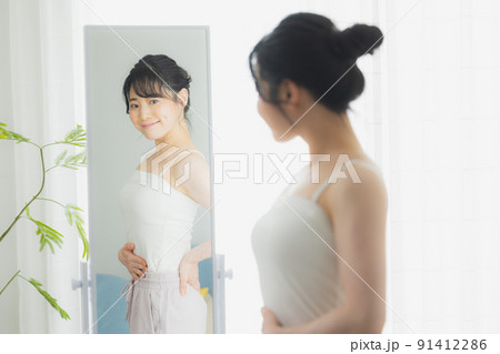 姿見を見る女性 姿見を見る女性 91412286
