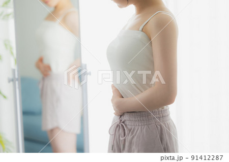姿見を見る女性 姿見を見る女性 91412287