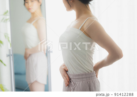 姿見を見る女性 姿見を見る女性 91412288