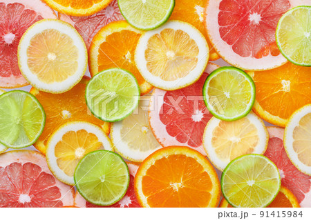 Variety round slices of citrus fruits top view. Citrus fruits background. 91415984