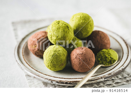 Vegan protein balls or truffles with green tea matcha powder 91416514