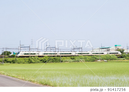 【近鉄名古屋線】田園地帯を駆け抜ける特急列車 【近鉄名古屋線】田園地帯を駆け抜ける特急列車 91417256
