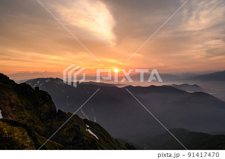 (群馬県)早朝の谷川岳山頂展望・御来光と山並み (群馬県)早朝の谷川岳山頂展望・御来光と山並み 91417470