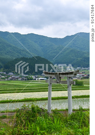 【兵庫】朝来市・和田山、刀我石部神社の鳥居と和田山の田園風景 91417684