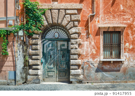 Historic house in a street of The Trastevere city district. 91417955