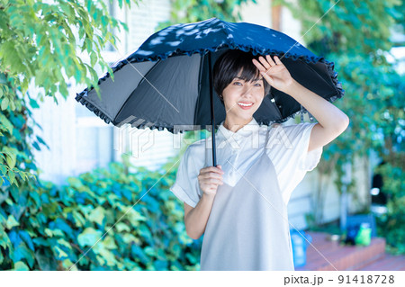 日傘をさす若い女性 91418728