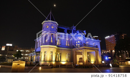 ロシアのウクライナ軍事侵攻に抗議してウクライナの国旗の色にライトアップされた「旧福岡県公会堂貴賓館」 91418758
