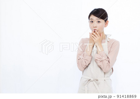 びっくりしている30代の主婦 びっくりしている30代の主婦 91418869