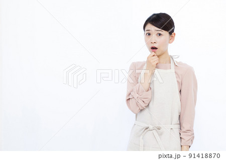 びっくりしている30代の主婦 びっくりしている30代の主婦 91418870