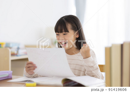 テストの結果を喜ぶ女の子 小学生 テストの結果を喜ぶ女の子 小学生 91419606