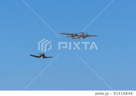 B-25Jミッチェル爆撃機を護衛するF4U-4コルセア艦上戦闘機 B-25Jミッチェル爆撃機を護衛するF4U-4コルセア艦上戦闘機 91419848