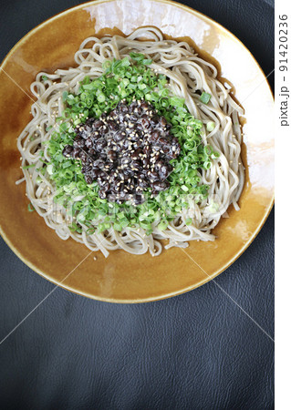 ネギたっぷり黒豆の納豆蕎麦 冷たい蕎麦 ネギたっぷり黒豆の納豆蕎麦 冷たい蕎麦 91420236