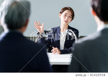 記者会見をするビジネスウーマン 記者会見をするビジネスウーマン 91420558