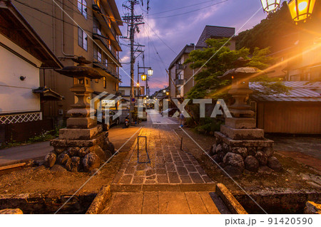 石灯籠と温泉街 91420590