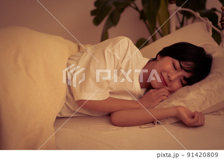 快眠する女性 91420809
