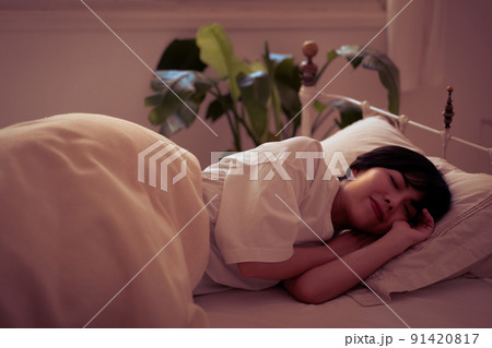 快眠する女性 快眠する女性 91420817