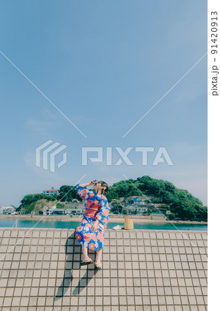 浴衣姿の女性と夏空の観光地 浴衣姿の女性と夏空の観光地 91420913
