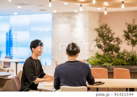 休憩時間に談笑するカジュアル姿のエンジニア 休憩時間に談笑するカジュアル姿のエンジニア 91421544