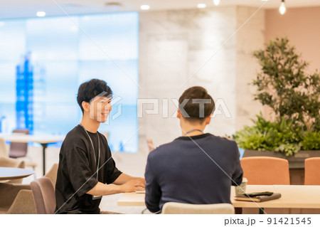 休憩時間に談笑するカジュアル姿のエンジニア 休憩時間に談笑するカジュアル姿のエンジニア 91421545