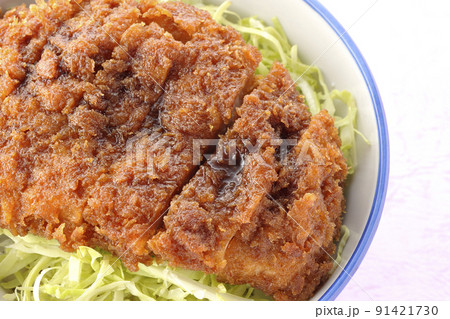繊切りキャベツとソースカツの丼ぶりを俯瞰で撮影 繊切りキャベツとソースカツの丼ぶりを俯瞰で撮影 91421730