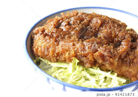 繊切りキャベツの上にたっぷりのソースが絡んだカツが乗っているソースかつ丼 91421873